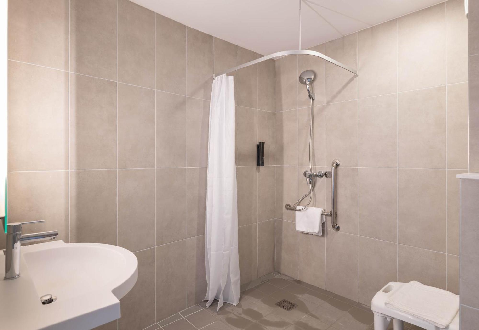 B&B Hotel Massieux Genay Exterior photo